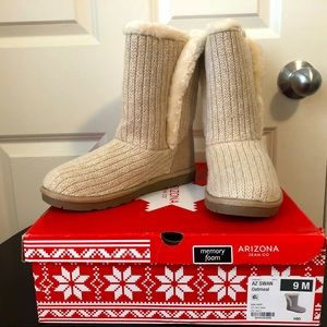 Arizona Jean Co Women’s Sz 9 oatmeal colored memory foam fur booties NEVER WORN